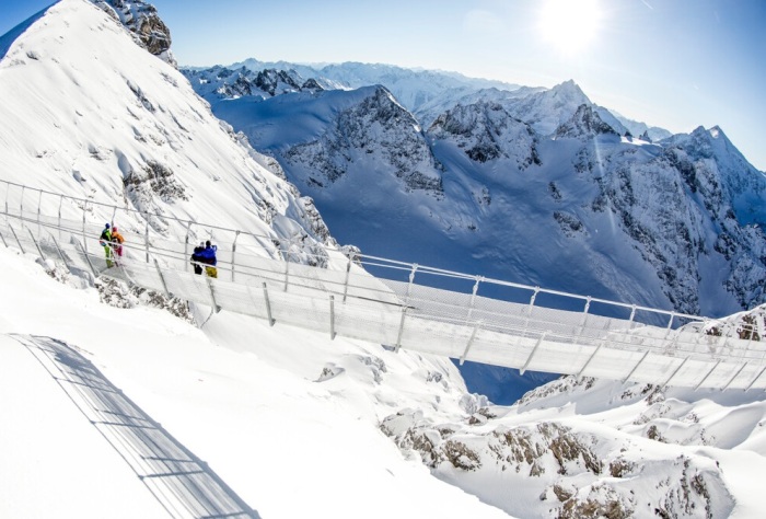 Этот пешеходный мост длиной 100 метров, расположенный на горе Титлис, точно не для слабонервных и не для страдающих головокружением Titlis Cliff Walk, Швейцария). | Фото: expertworldtravel.com.