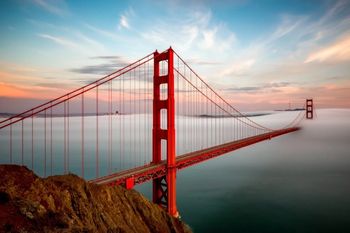 Яркий оранжевый цвет позволяет увидеть мост даже в плотном тумане (The Golden Gate Bridge, США). | Фото: ru.pinterest.com.