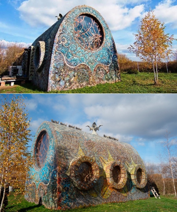 Диковинные мотивы из собственноручно сделанной мозаики превратили загородный дом в причудливый сундук с секретом (Московская область). 
