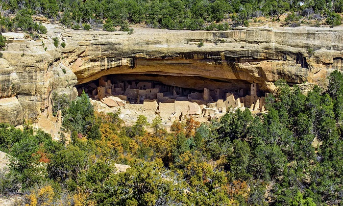 Древние индейские племена стали обживать отвесные стены каньона Чако 1,5 тыс. лет назад (Mesa Verde National Park, США). | Фото: adventurousway.com.