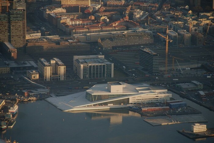 Национальный академический театр оперы и балета вырастает из вод залива Бьорвика (Осло, Норвегия). | Фото: ru.wikipedia.org.