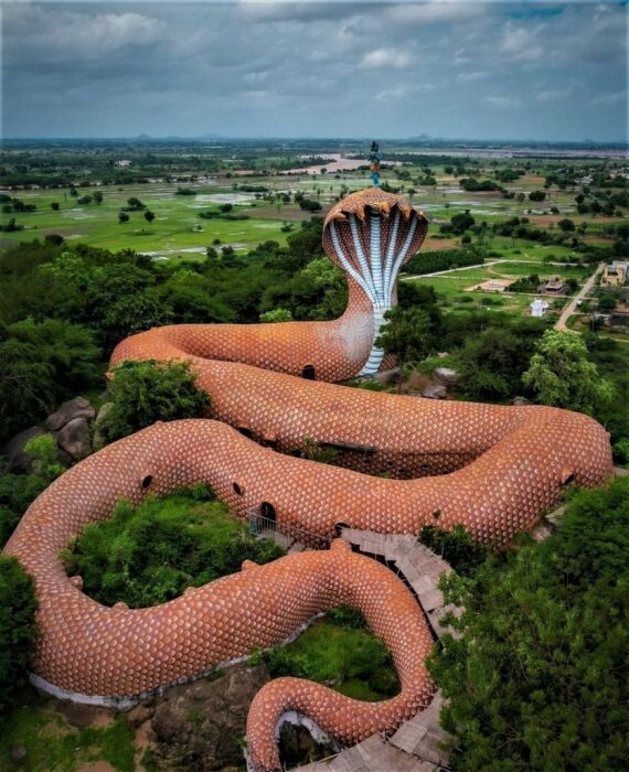 Структура здания храма повторяет извилистое тело змея, ползущего на вершину священного холма (Храм Нага Девата, Индия). | Фото: tourpedia.ru.
