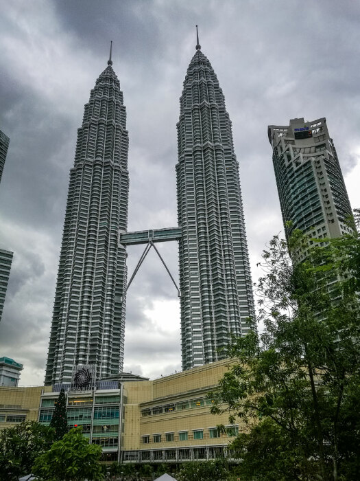 Между самыми высокими башнями-близнецами в мире проложен «небесный мост», который стал поразительной смотровой площадкой страны (Башни Петронас, Малайзия). | Фото: kolllak.livejournal.com.