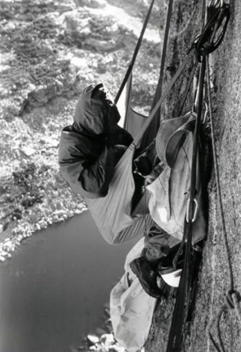 Гамак стал первым приспособлением для ночлега альпинистов на отвесных стенах скал. | Фото: drive2.ru.