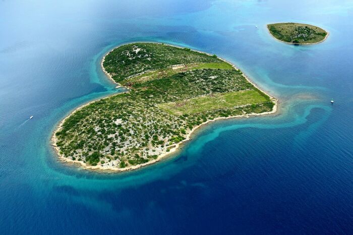 Остров Галешняк отчетливо напоминает сердце, которое рисуют влюбленные (Хорватия). | Фото: turistickeprice.hr.