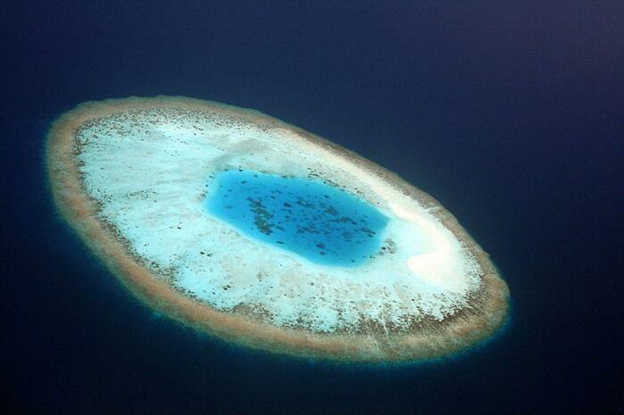 Еще один остров-глаз на Мальдивах, привлекающий к себе внимание своей формой и цветом. | Фото: bigpicture.ru.