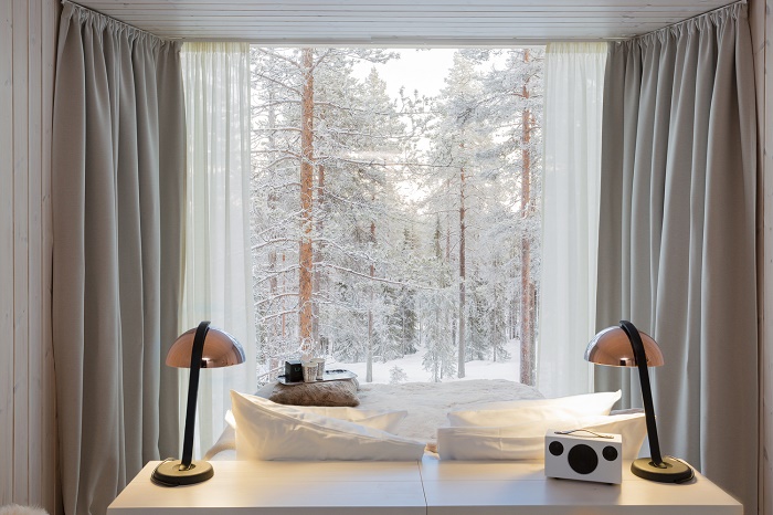 Чтобы любоваться прекрасным пейзажем и Северным сиянием, не нужно мерзнуть на улице. | Фото: hotelscombined.com.