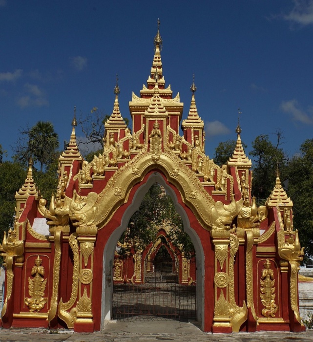 Южные ворота, щедро украшенные скульптурами и покрытые красной и золотистой краской, приведут в главный храмовый комплекс Мандалая (Kuthodaw Pagoda, Мьянма). | Фото: renown-travel.com.