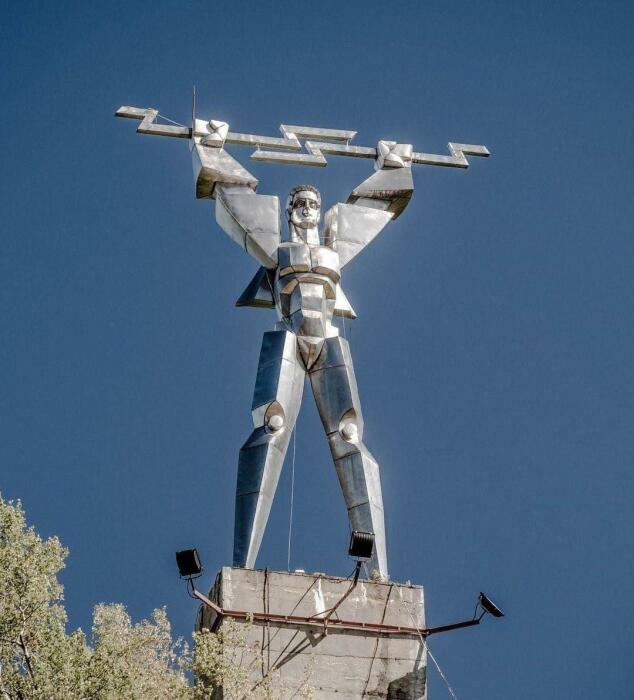 Памятник из нержавеющей стали стал вдохновляющим символом прогресса в сфере электрификации страны (Плотина Видрару, Румыния).