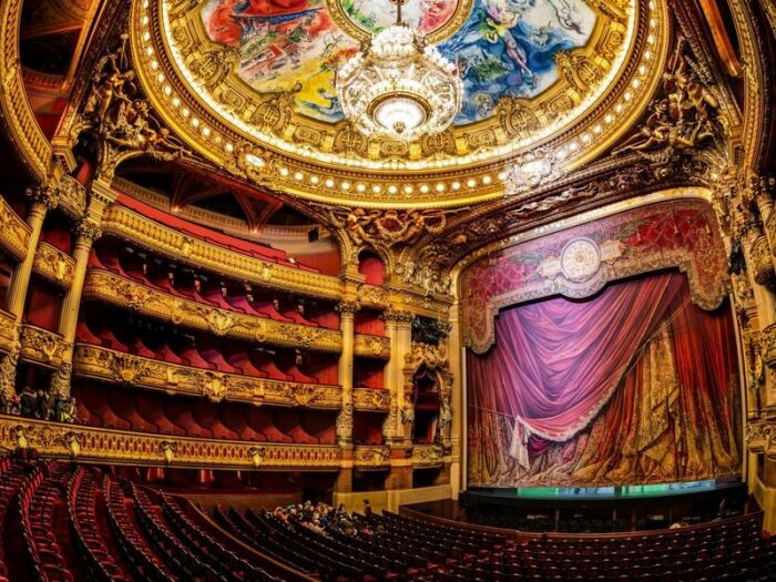 На сцене Оперного театра одновременно может находиться 450 человек, а в зрительном зале – 2,2 тыс. посадочных мест (Palais Garnier, Париж). | Фото: paris-life.info.