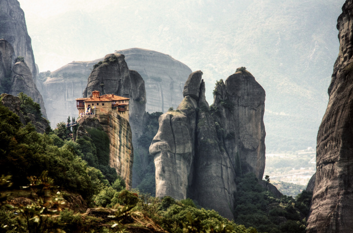 Вершины причудливых скал привлекли монахов-отшельников, которые решили на них обосноваться (Фессалия, Греция). | Фото: ellas-excursion.com.