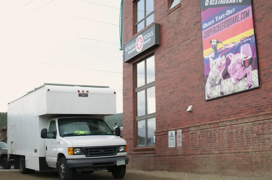 Превращенный в квартиру-студию Форд можно припарковать практически в любом месте. Превращенный в квартиру-студию Форд можно припарковать практически в любом месте.