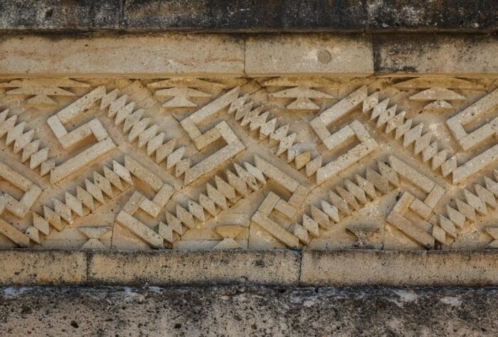 А вот в Митле Пернатого змея Кетцалькоатля изображали в виде геометрических узоров, глядя на которые можно погрузиться в транс (Мексика). | Фото: zhitanska.com.