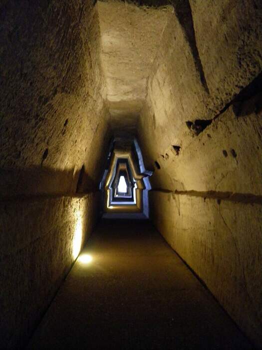 Согласно мифам, коридор длиной в 100 метров приведет в Царство мертвых (Пещера Сивиллы, Италия). | Фото: humaninside.ru.