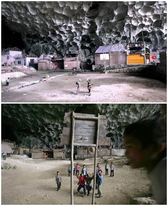 В пещерной школе даже двор со спортивной площадкой находятся под каменным сводом (Чжундун, Китай).