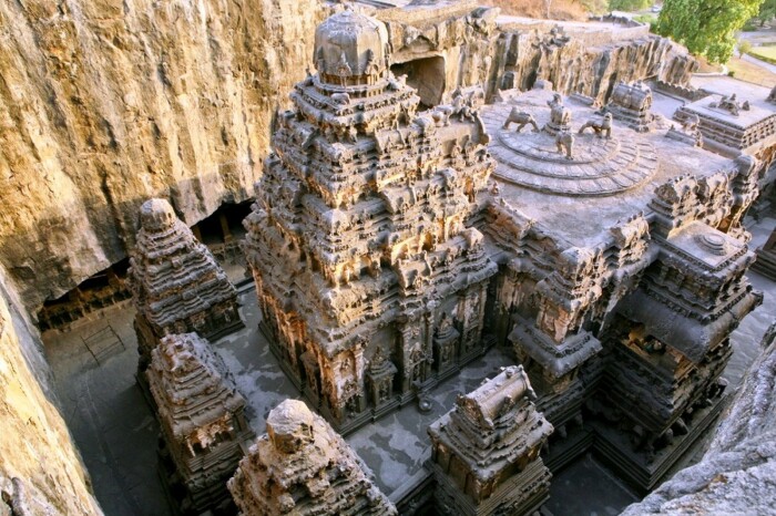 Кайласанатха — индуистский храм, который был высечен из монолитной базальтовой скалы еще в первом тысячелетии нашей эры (Пещеры Эллора, Индия). | Фото: mineralogist.club.
