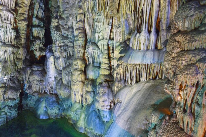 Захватывающая дух галерея приведет к подземному озеру, расположенному в глубине Диктейской пещеры (остров Крит, Греция). | Фото: beleontours.ru.