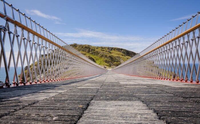 Пешеходное полотно моста создано из 40 тыс. сланцевых плиток (Tintagel Castle bridge, Великобритания). | Фото: newatlas.com.