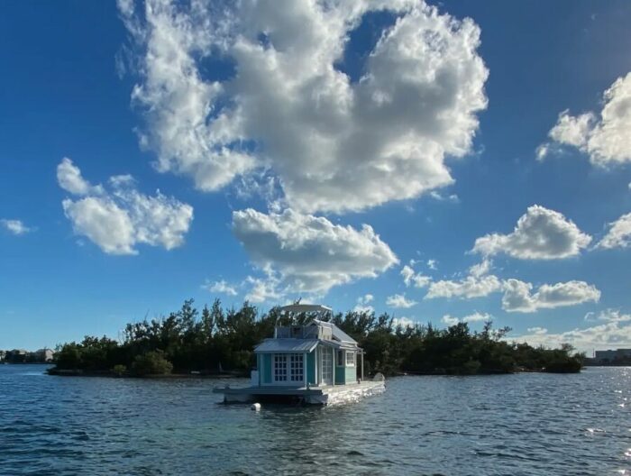 Плавучий гостевой дом находится в отдаленных водах залива недалеко от Ки-Уэста. | Фото: tinyhousetalk.com.