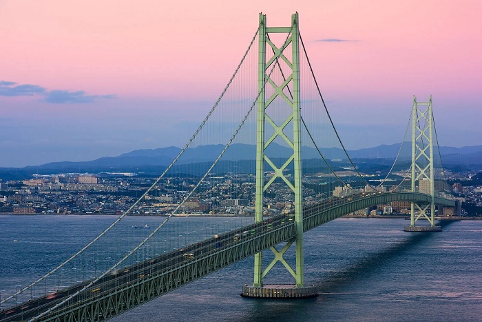 Японцы называют его Жемчужным мостом за красивейший вид, что сделало его впечатляющей достопримечательностью (Akashi Kaikyo Bridge). | Фото: interestingengineering.com.