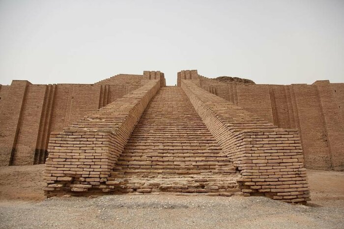 Гигантских размеров зиккураты в Месопотамии возводили из кирпича-сырца. | Фото: forum.arimoya.info.