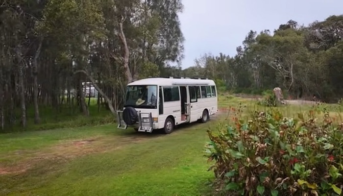 Автобус сохранил индустриальный вид.