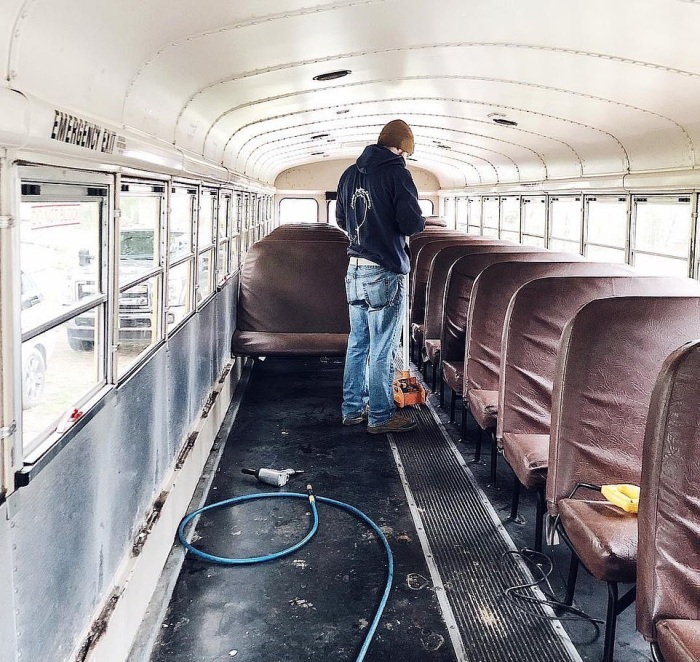 Энтузиасты купили списанный школьный автобус всего за 3 тыс. долларов, чтобы превратить его в уютный дом на колесах (Tío Aventura, США). | Фото: dailymail.co.uk.