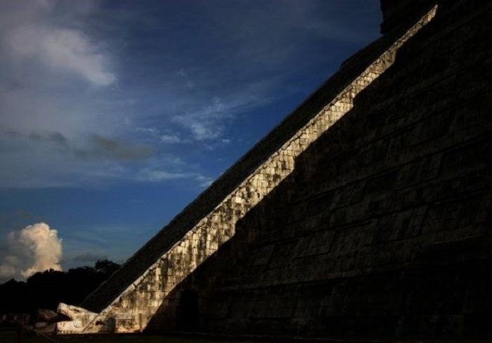 В период осеннего солнцестояния гигантский змей «сползает» с пирамиды (Templo de Kukulkan, Мексика). | Фото: internet2u.ru.