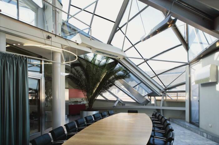 Интерьер конференц-зала под ассиметричной стеклянной крышей (Вена, Австрия). | Фото: carlijnubbens.nl.