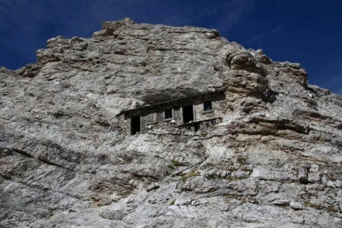 «Самый одинокий дом в мире»: неприступная хижина времен Первой мировой войны (Buffa di Perrero, Италия). | Фото: nextrefinance.com.