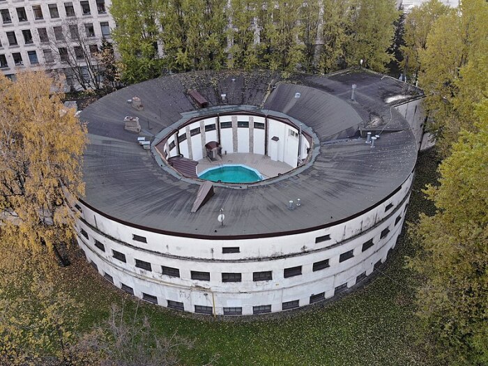 Во внутреннем дворе, как и прежде, имеется бассейн. | Фото: ru.wikipedia.org.