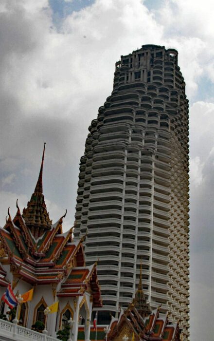Мало того, что небоскреб Sathorn Unique Tower выше самого значимого храма города, так он еще отбрасывает на него тень (Бангкок, Таивань). | Фото: itsbetterinthailand.com.