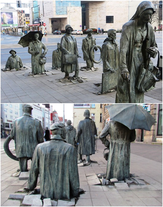 Скульптурная группа The Anonymous Pedestrians символизирует процесс выхода большинства граждан страны из подполья.