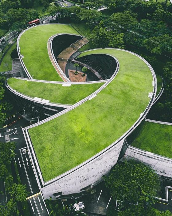 Школа искусств, дизайна и средств информации при Наньянском технологическом университете – эффектное, энергоэффективное здание, идеально вписавшееся в природный ландшафт (Сингапур). | Фото: themuslimtimes.info.