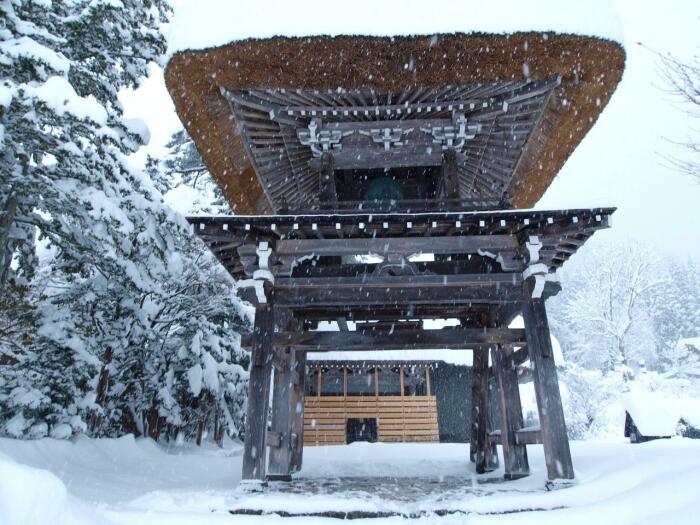 Ворота с колокольней в местном святилище также построены в стиле гассё (Сиракава-го, Япония). | Фото: hidatakayama.or.jp.