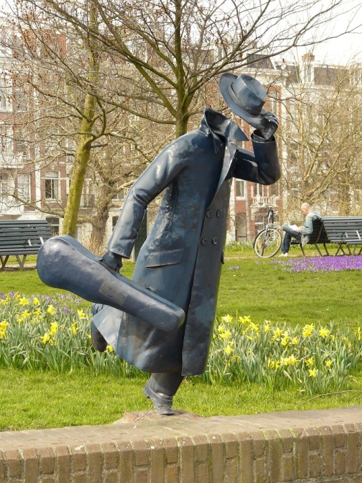 «Бегущий человек со скрипкой» с завидной периодичностью меняет наряды (Амстердам, Нидерланды). | Фото: kunstkieken.nl.
