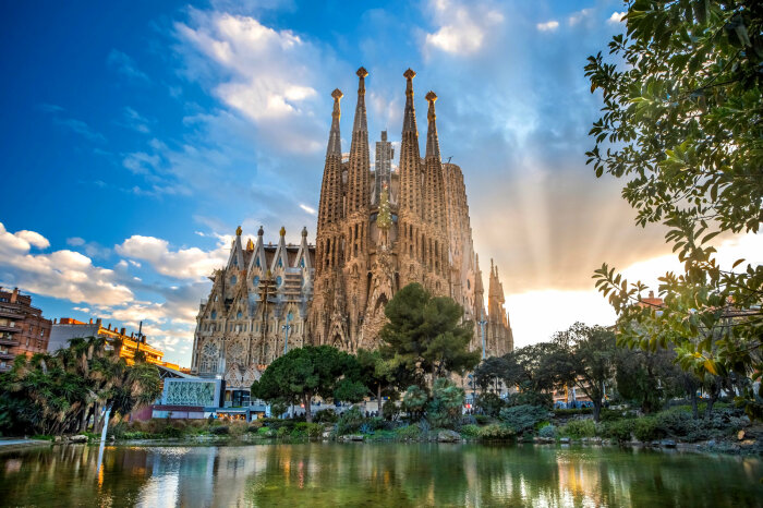 Собор Sagrada Familia – главный храм Барселоны, строительство которого планируют завершить не раньше 2030 года (Испания). | Фото: horosho-tam.ru.