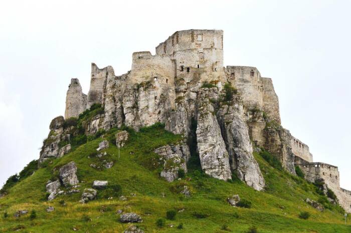 Мощные крепостные стены стали монолитным продолжением скалы (Spissky Hrad Castle, Словения). | Фото: slovenskehrady.sk.