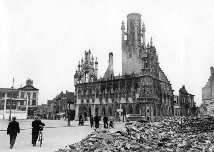 После бомбардировки во время Второй мировой войны от средневекового готического здания остались лишь стены и декор (Stadhuis Middelburg, Нидерланды). | Фото: muurpathologie.nl.