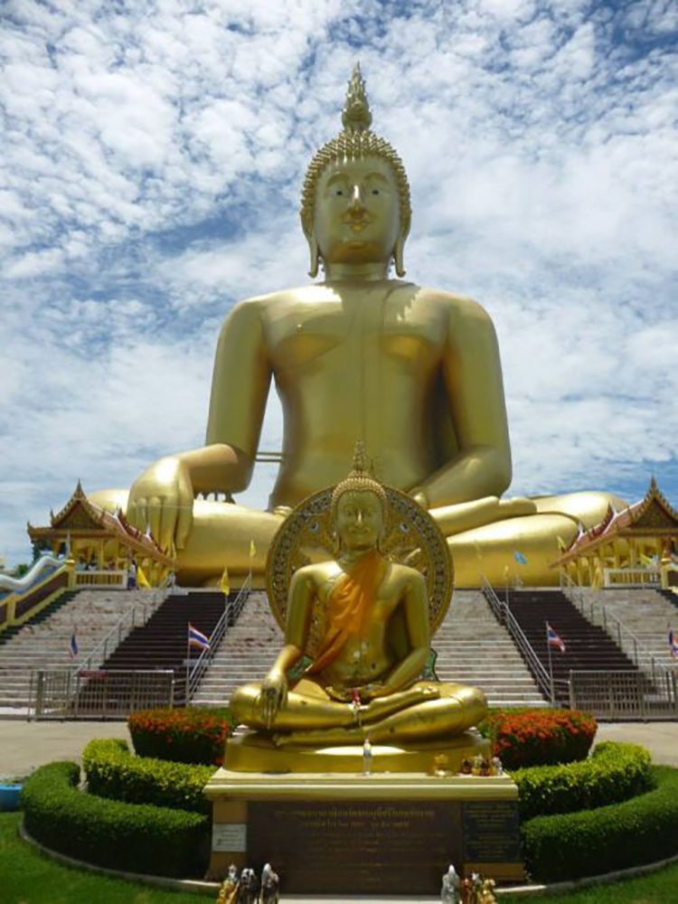 Тот, кто прикоснется к правой руке Большого Будды, привлечет к себе удачу (Таиланд).