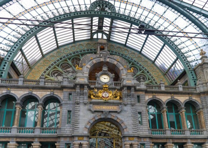 Центральный вокзал Антверпена в Бельгии может похвастаться стеклянной арочной крышей и фантастическим убранством. | Фото: muranochka.livejournal.com.