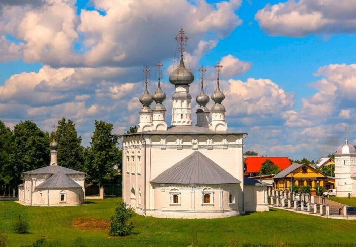 Петропавловская и Никольская церкви расположены в непосредственной близости друг к другу (Суздаль). | Фото: multitour.ru.