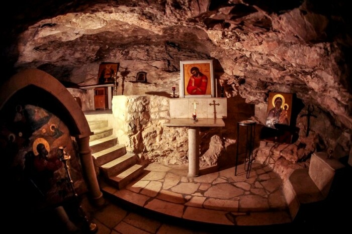 В этой пещере Иоанну Богослову было видение, после чего он написал последнюю книгу Нового Завета – Откровение (остров Патмос, Греция). | Фото: u-teti-soni.blogspot.com.