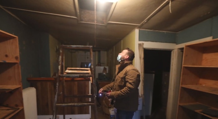 При доскональном осмотре приобретенного дома новый владелец обнаружил фальш-потолок, за которым спрятан чердак. | Фото: democratandchronicle.com.