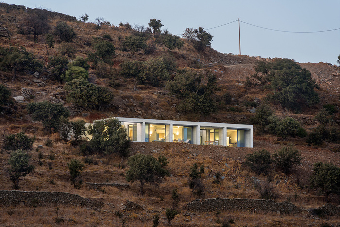 Лицевой фасад The Parallel House полностью остеклен (Греция). | Фото: decor.design.