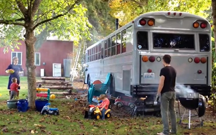 Понадобился год и более 30 тыс. долларов, чтобы трансформировать автобус в мини-дом на колесах. | Фото: wonderfulengineering.com.
