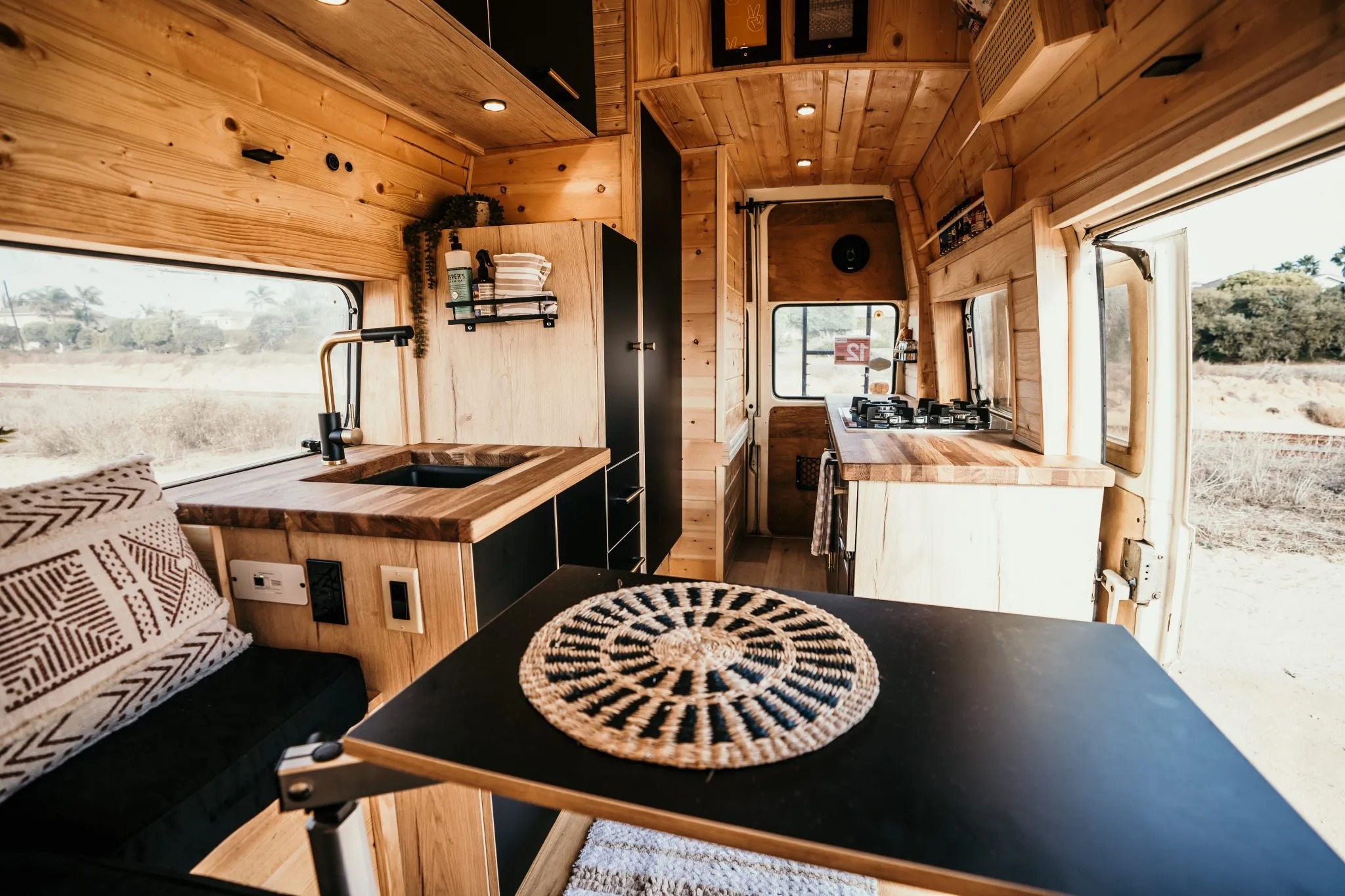 Поворотный стол в гостиной. | Фото: autoevolution.com. Поворотный стол в гостиной. | Фото: autoevolution.com.