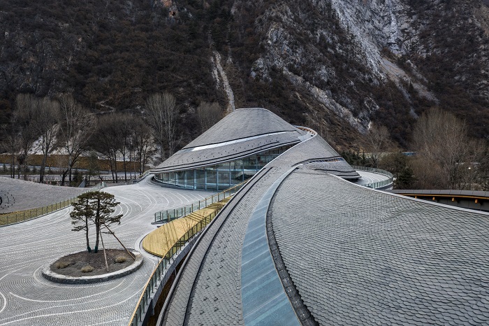 Крыша покрыта черепицей из камня, изготовленной по традиционной технологии, распространенной в горной местности (Jiuzhai Valley Visitor Center, Китай). | Фото: constructionsupplymagazine.com.