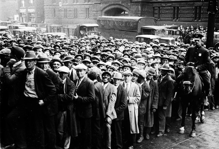 Во времена Великой депрессии американцы толпились у предприятий в надежде получить работу или временный заработок. | Фото: vremenynet.ru.