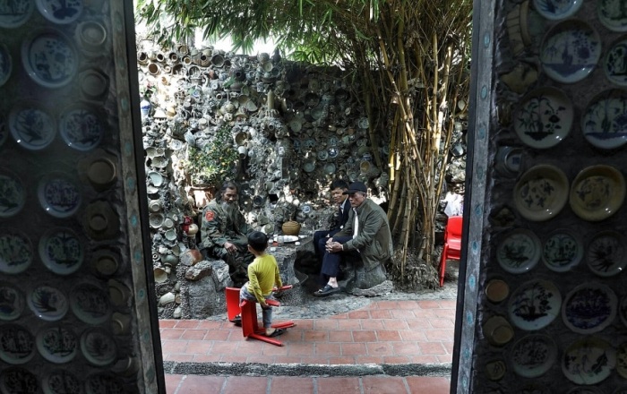 Зона отдыха под раскидистым деревом также украшена старинными тарелками и блюдами (Чау Хунг, Вьетнам). | Фото: vietnamtimes.org.vn.